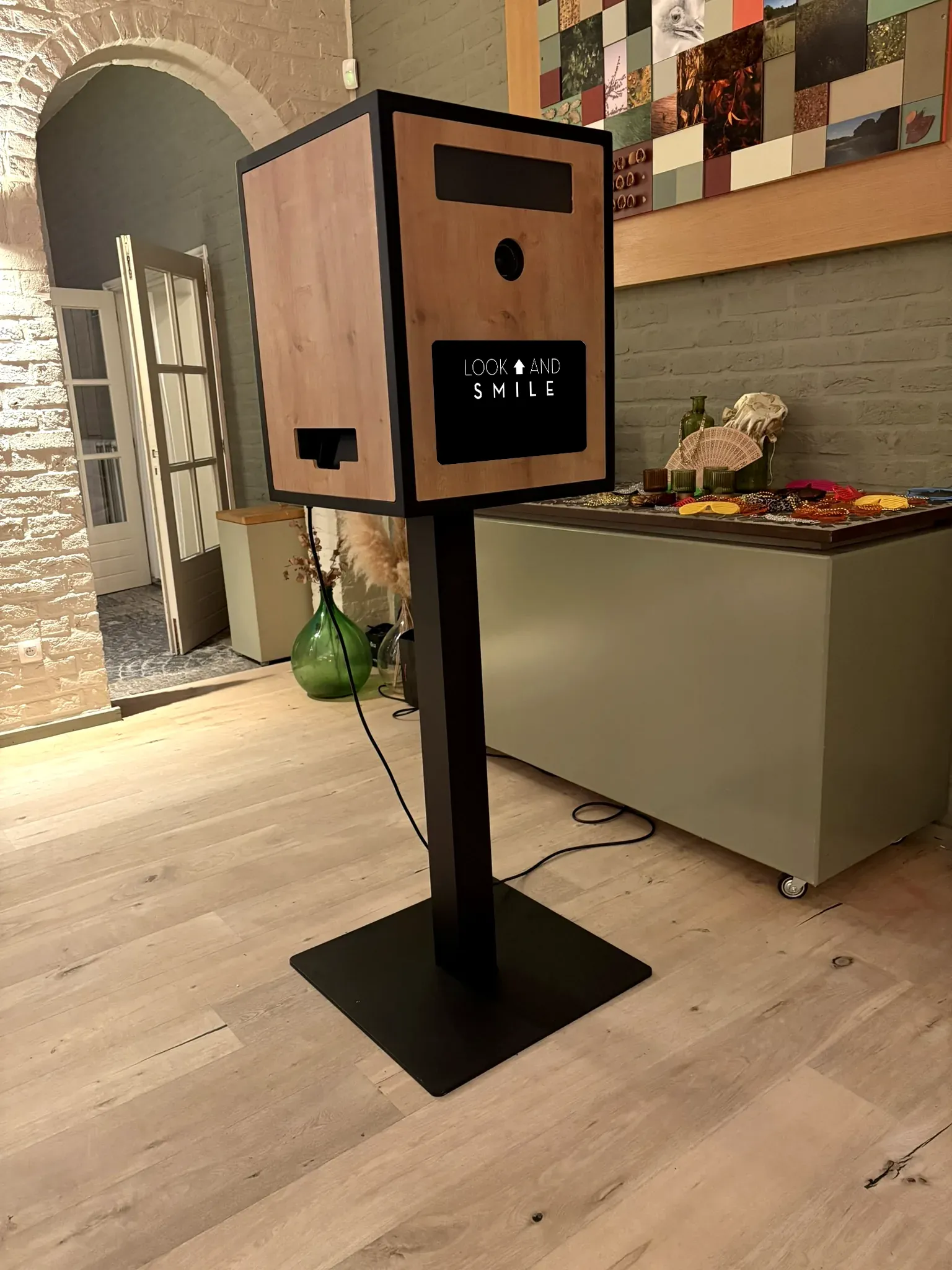 De Snappics-photobooth, klaar voor gebruik op een feestlocatie